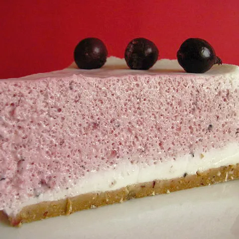 Parfe torta sa crnim ribizlama