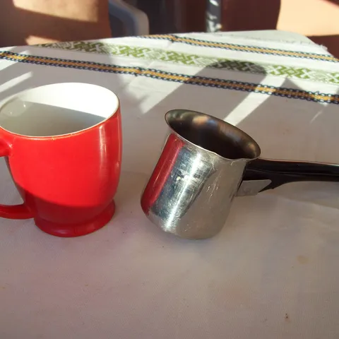 Džezva i šolja u apartmanu...