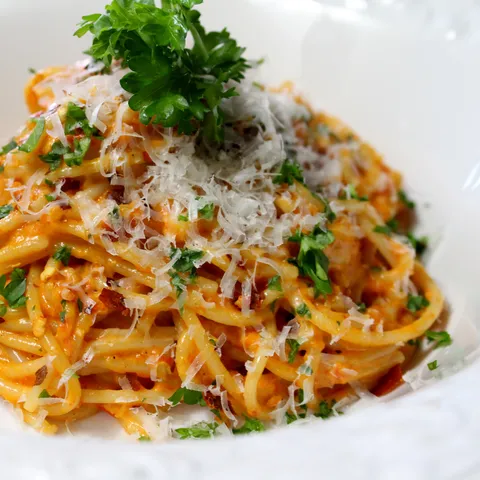 Pasta u sosu od crvenih pečenih paprika