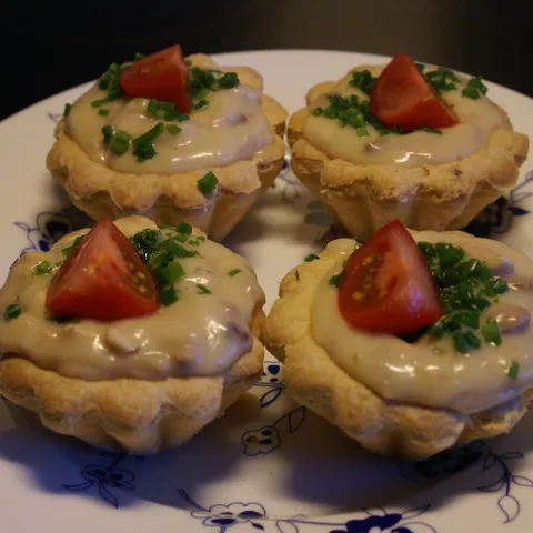 Tarteletter sa pilecim mesom i sparogama