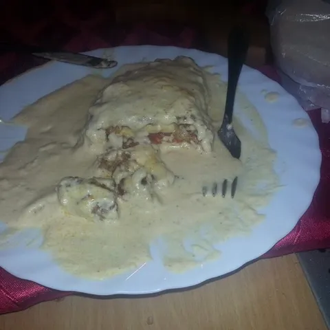 Zapečena punjena pljeskavica s vrhnjem za kuhanje