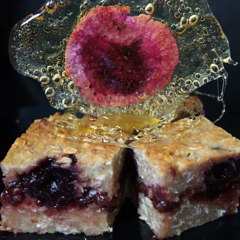Flapjacks sa visnjama i tresnjama