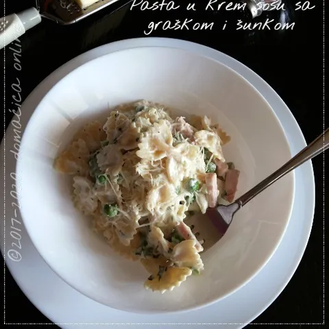 Pasta u krem-sosu s graškom i šunkom