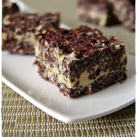 Čokoladne kocke sa rižinim pahuljicama, kikiriki puterom i slaninom