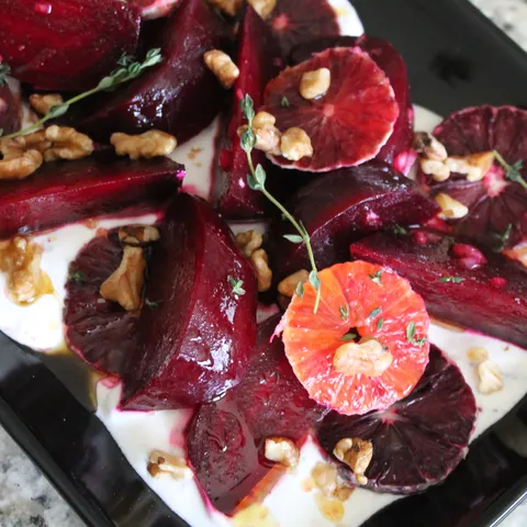 Salata od pecene cikle i crvenih naranaca sa aromaticnim jogurtom