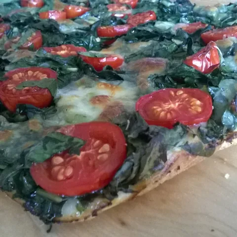 Focaccia s blitvom, rajčicama i sirom