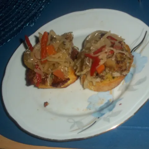 Bruschette sa mesom i kiseliš zimnicom