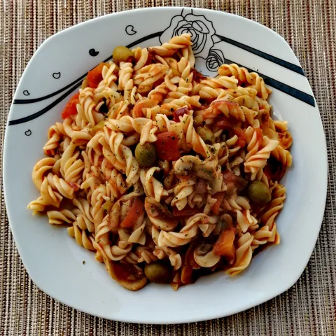 Gulas od sampinjona i povrca na vodi sa makaronima