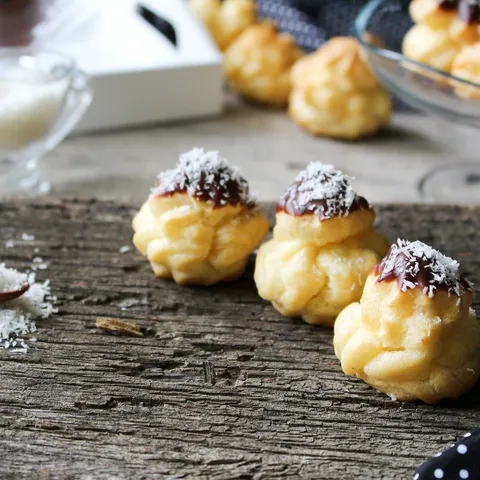 Kokos profiteroli