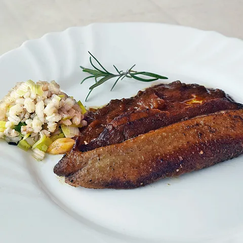 Patka u umaku od marinade s prilogom  od ječma i suhih marelica
