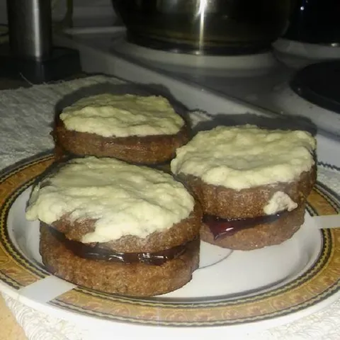 Keks sendvici sa visnjama