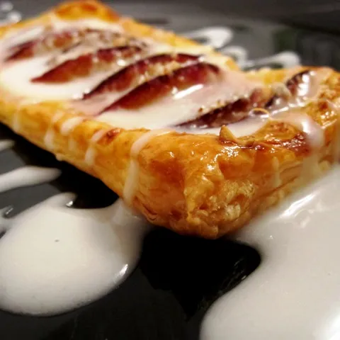 Sfogliatelle alle prugne (lisnate pogačice sa šljivama)