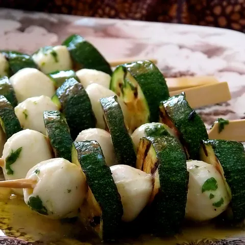 Salata od tikvica i mozzarelle na ražnjiću