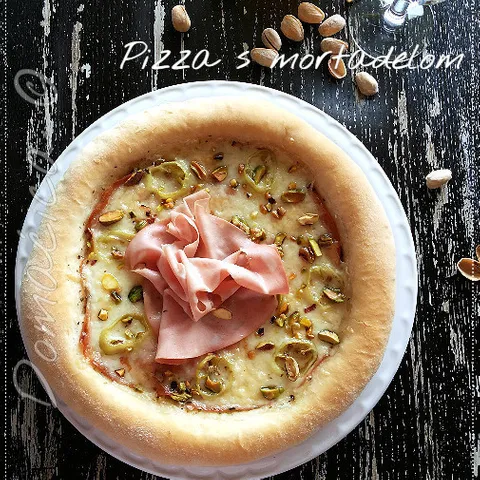 Pizza s mortadelom