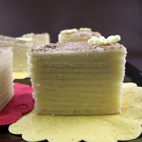 Bela rozen torta