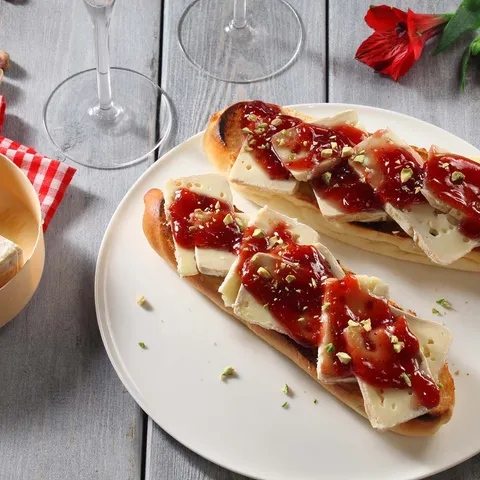 Camembert sa umakom od brusnica