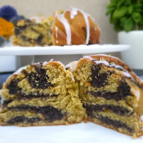 Babka sa makom, marcipanom, pistacijem i matcha prahom