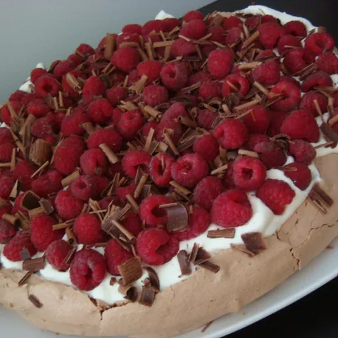 Cokoladna Pavlova s malinama