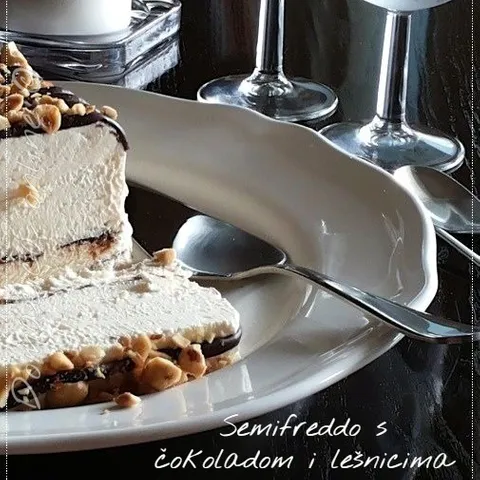 Semifreddo s čokoladom i lešnicima