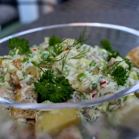 Topla salata od krompira i graška