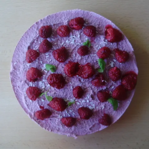 Sirova torta od kokosa i malina