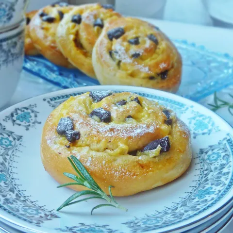 Brioche pužići s vanilija kremom i grožđicama