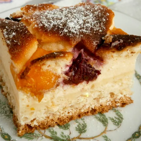 Kolač od voća s nadjevom od sira