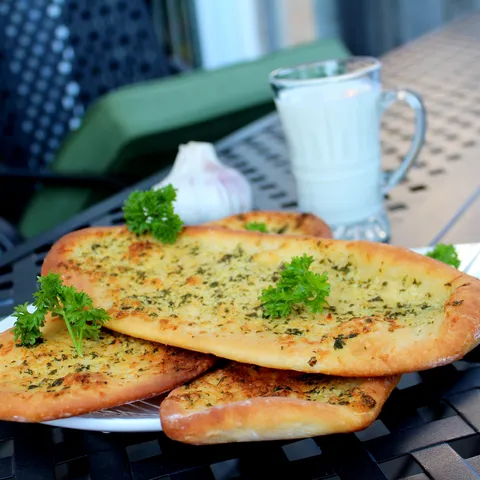 Hrskavi belolučeni flat bread sa parmezanom