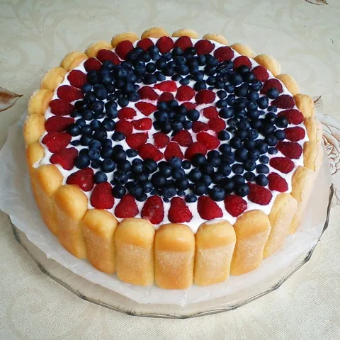 Torta s lino ladom i bobičastim voćem