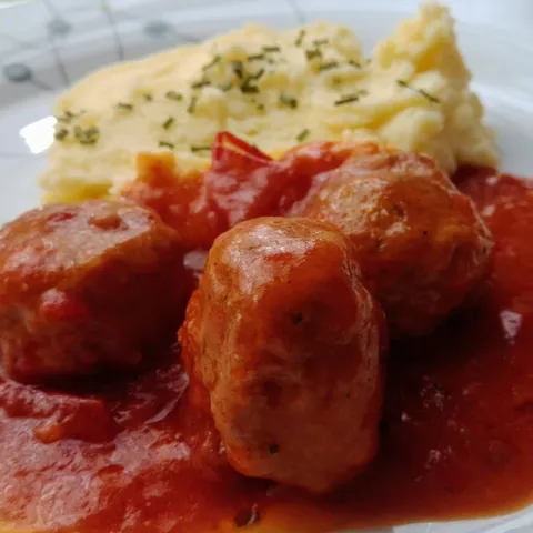 Pureće okruglice u umaku od rajčice