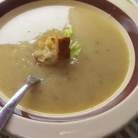 Cvjetača,cannellini grah i anis u harmoničnoj juhi