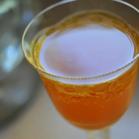 BELLINI – klasični koktel od breskve, maline i šampanjca