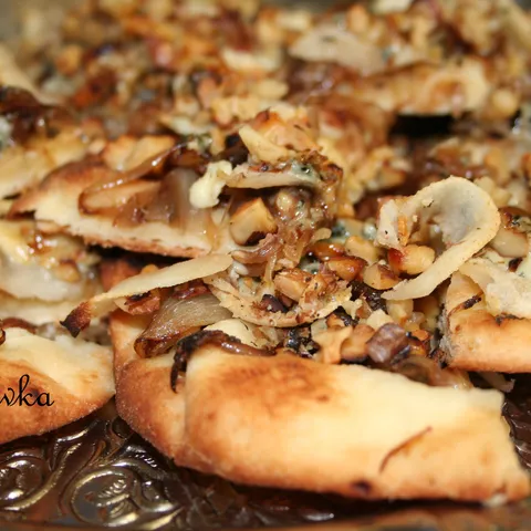 Sir ( blue cheese) i luka flat bread