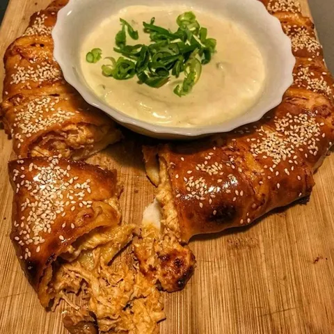 Buffalo chicken cheese party ring