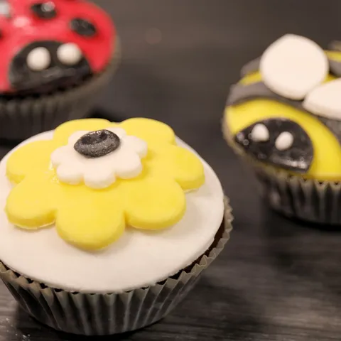 Proljetni punjeni muffini s okusom vanilije
