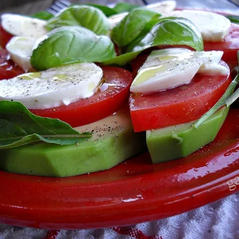 Kapreze salata sa avokadom