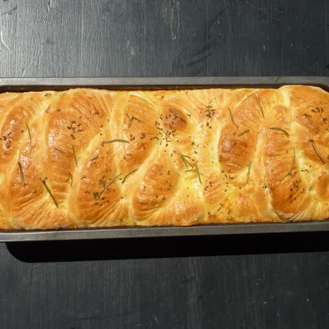 Kruh sa sirom i začinima (Cheese Herb Pull-Apart Bread)