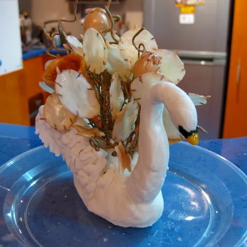 Gumpaste suvi cvetni aranzman na gumpaste labudu