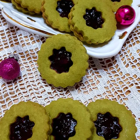 * Linzeri sa matcha čajem *
