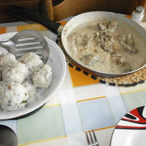 LOVAČKE ŠNICLE SA KNEDLAMA OD KRUHA-HLEBA