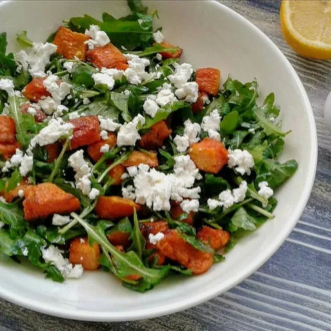 Salata sa rukolom,feta sirom i bučom