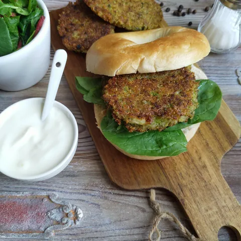 Vege burgeri s kvinojom i brokulom