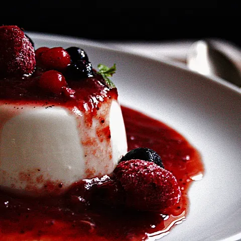 Panna cotta sa sirupom od ljubičica u umaku od jagoda