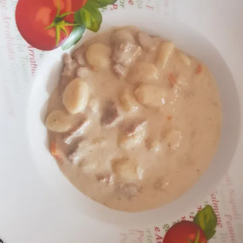 Gulaš na bijelo sa njokima