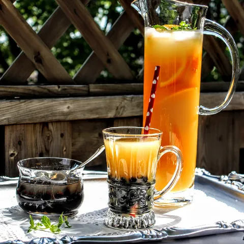 Ledeni vočni čaj sa kuglicama boba ( tapioka )  ( Bubble tea )