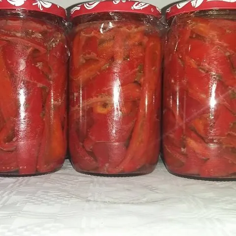 Paprika roga sa češnjakom i peršinovim listom