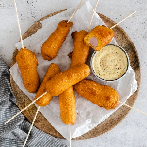 Corn dogs s umakom od senfa i meda