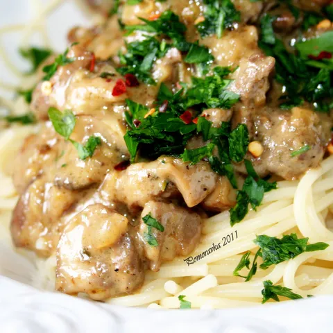 Pasta sa sosom od pilećih džigerica i pečuraka