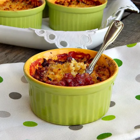 Crumble sa prosom i višnjama