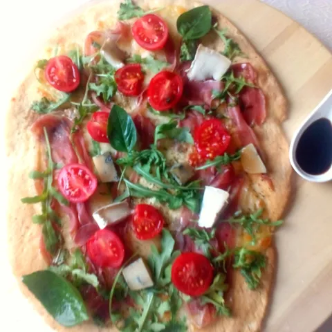 Flatbread pizza sa pršutom i rikulom (+verzija sa tikvicama)